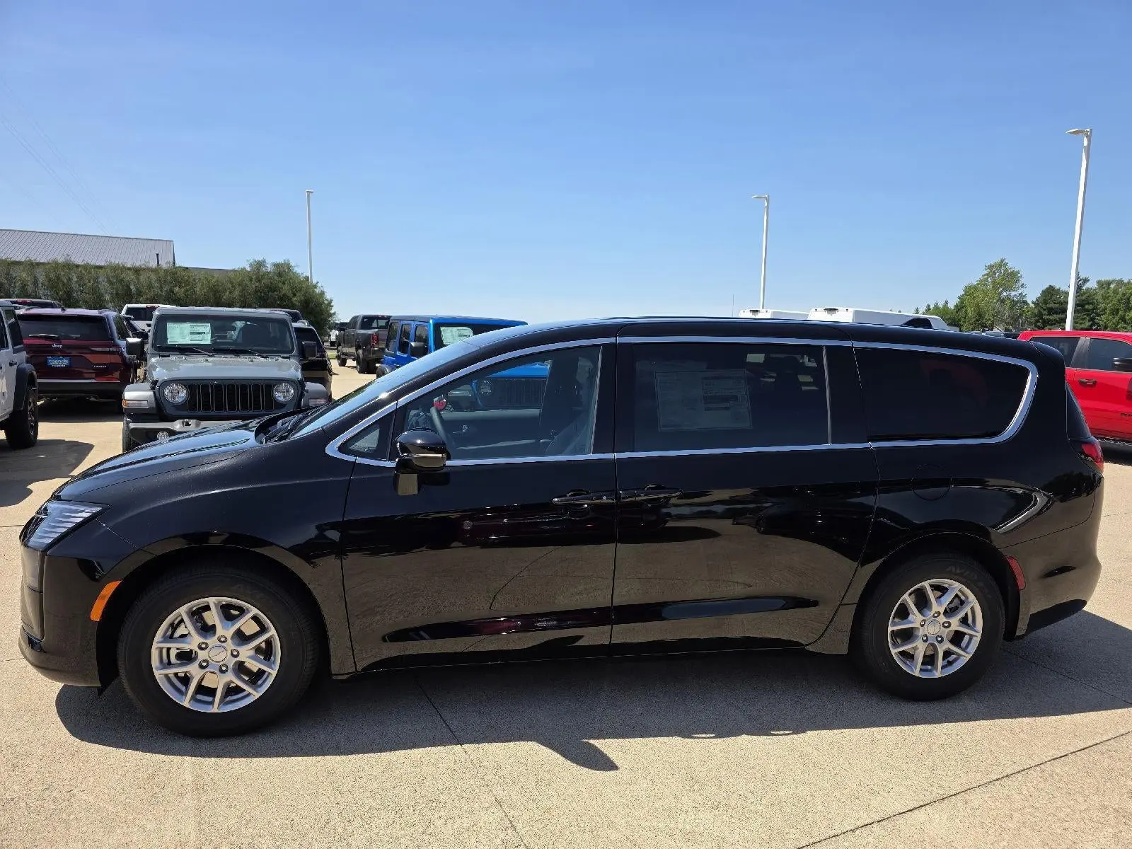 2027 Chrysler Pacifica Select photo 5