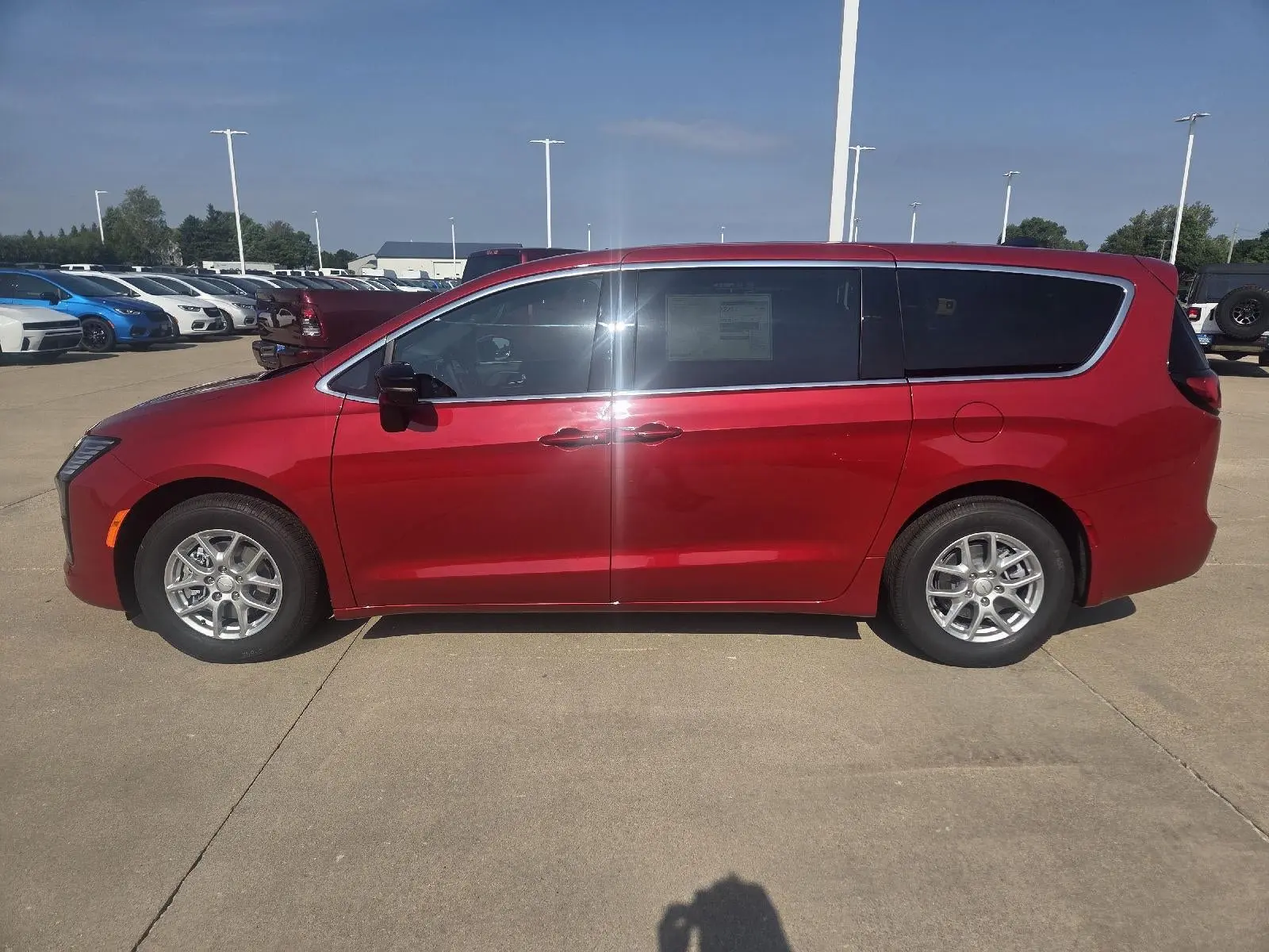 2027 Chrysler Pacifica Select photo 5