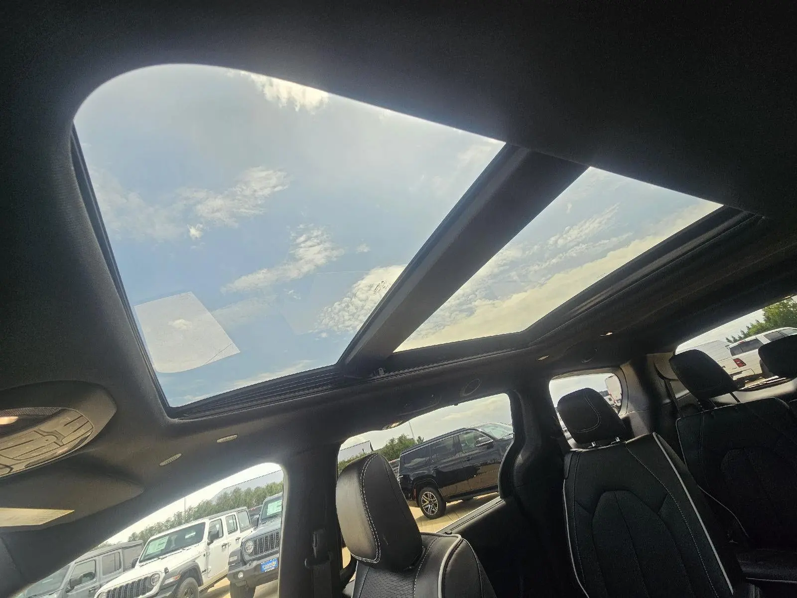 2027 Chrysler Pacifica Limited photo 3