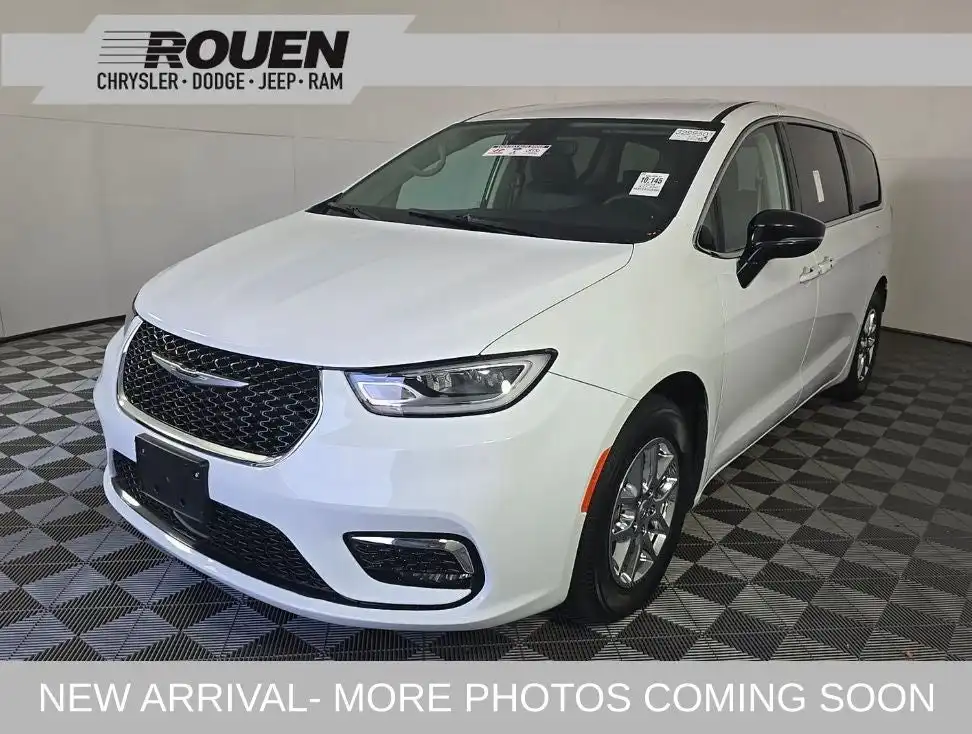 2024 Chrysler Pacifica Touring L's photo