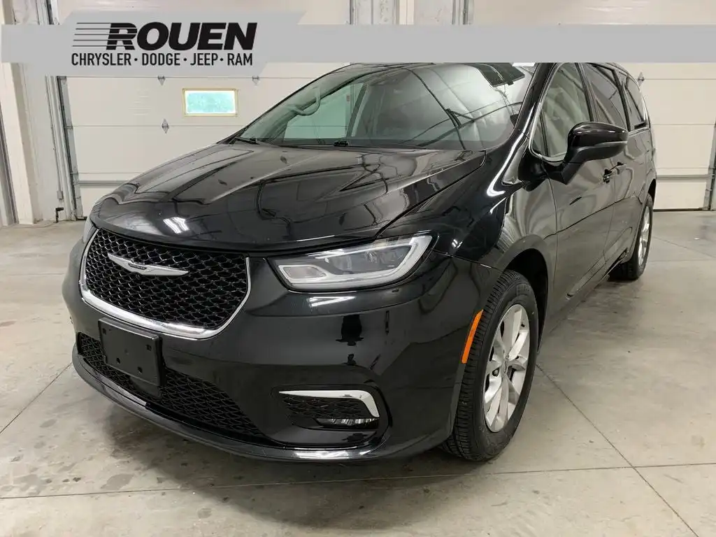 2023 Chrysler Pacifica Touring L AWD's photo