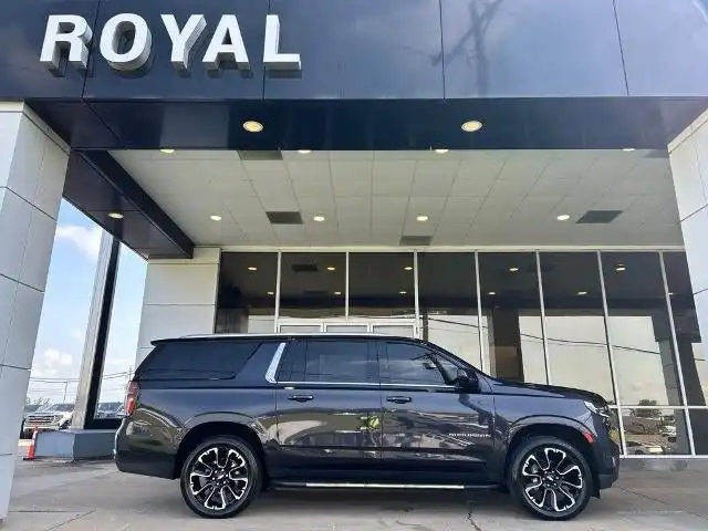 2023 Chevrolet Suburban 2WD 1500 LS's photo