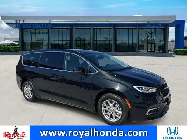 2023 Chrysler Pacifica Touring L's photo