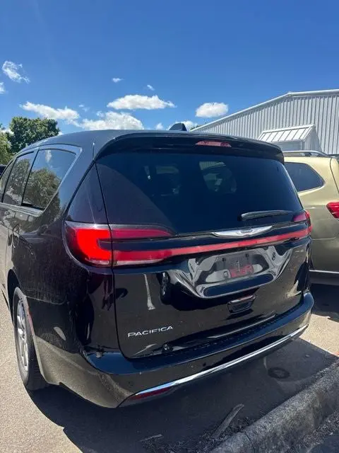 2025 Chrysler Pacifica Select photo 3
