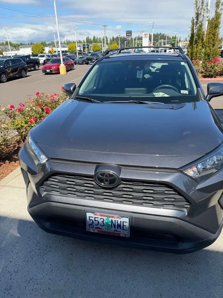 2021 Toyota RAV4 LE AWD's photo