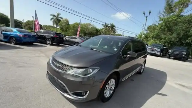 2019 Chrysler Pacifica Touring L's photo