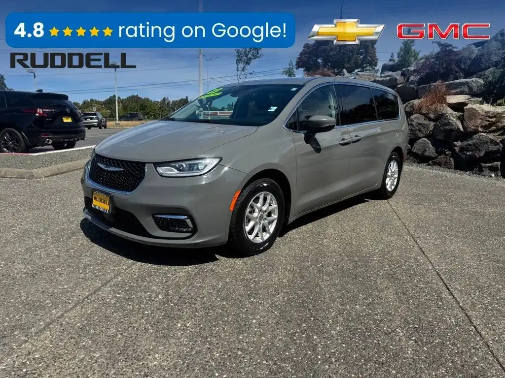 2023 Chrysler Pacifica Touring L's photo