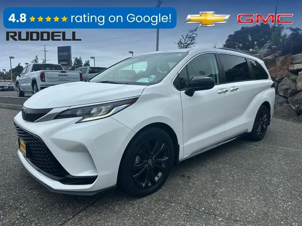2022 Toyota Sienna LE 8-Passenger's photo