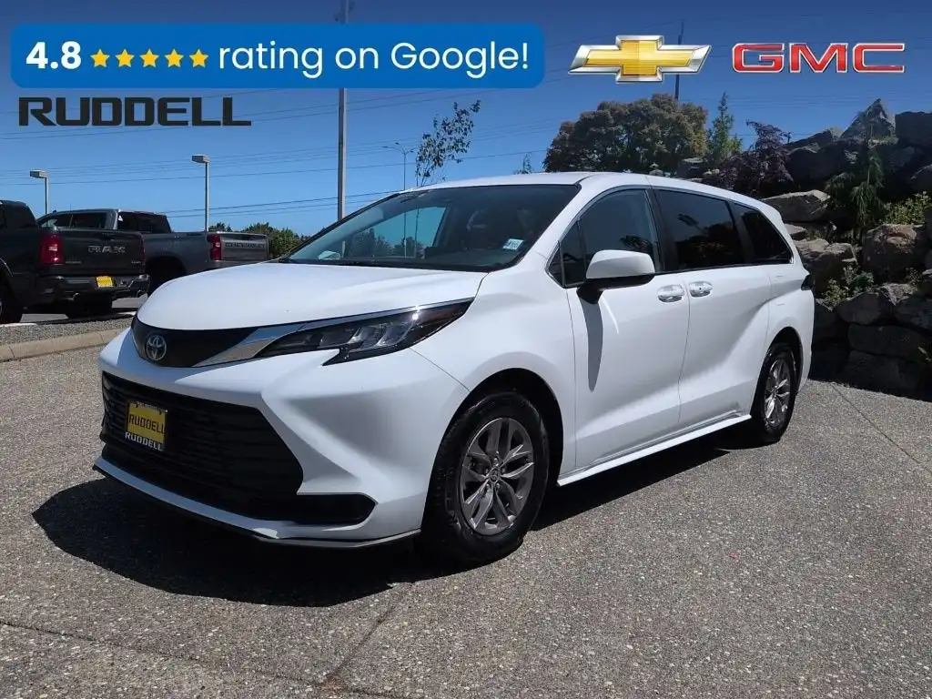 2023 Toyota Sienna LE 8-Passenger Hybrid FWD's photo