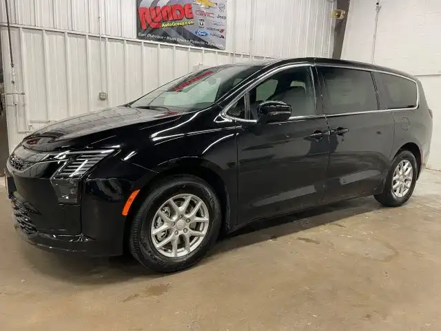 2027 Chrysler Pacifica Select's photo