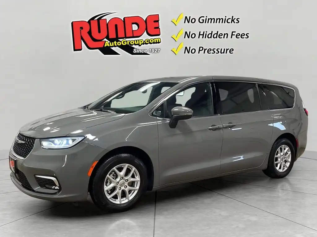 2023 Chrysler Pacifica Touring's photo