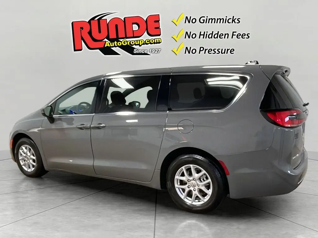 2023 Chrysler Pacifica Touring photo 3