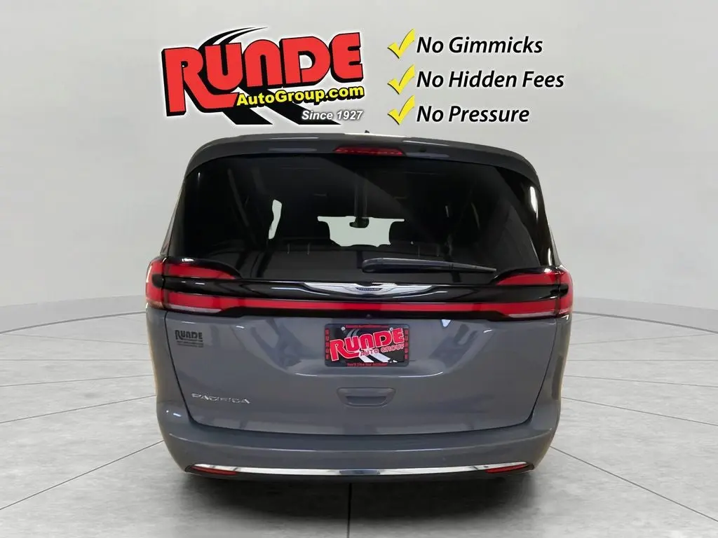 2023 Chrysler Pacifica Touring photo 4