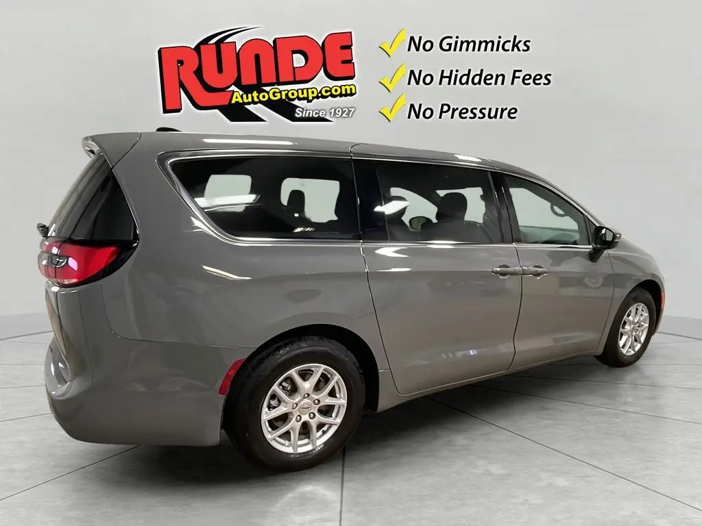 2023 Chrysler Pacifica Touring photo 5
