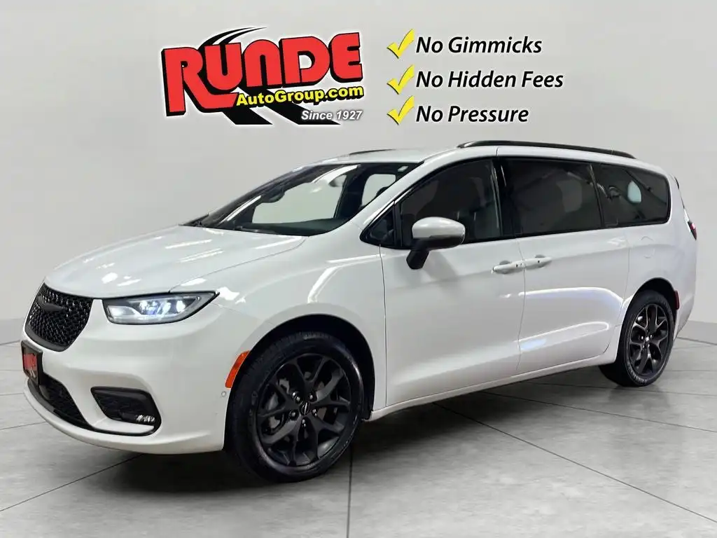 2023 Chrysler Pacifica Touring L AWD's photo