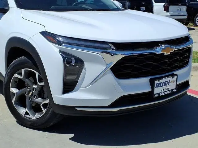 2025 Chevrolet Trax LT photo 3