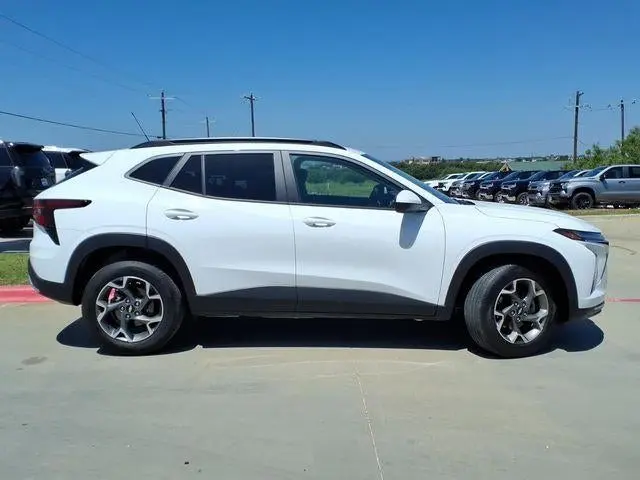 2025 Chevrolet Trax LT photo 5
