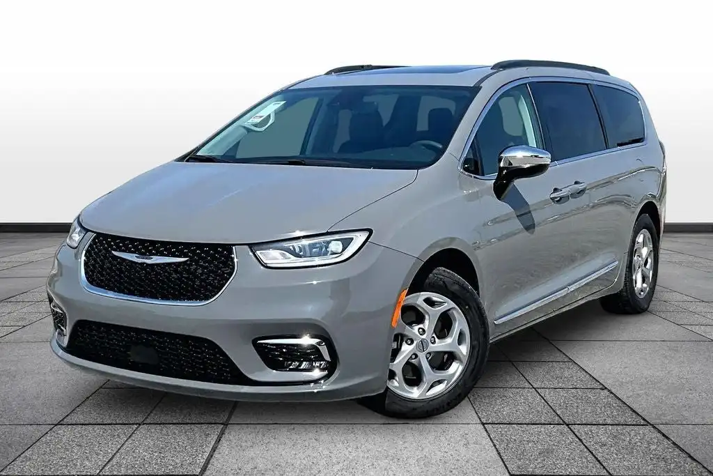 2023 Chrysler Pacifica Limited's photo