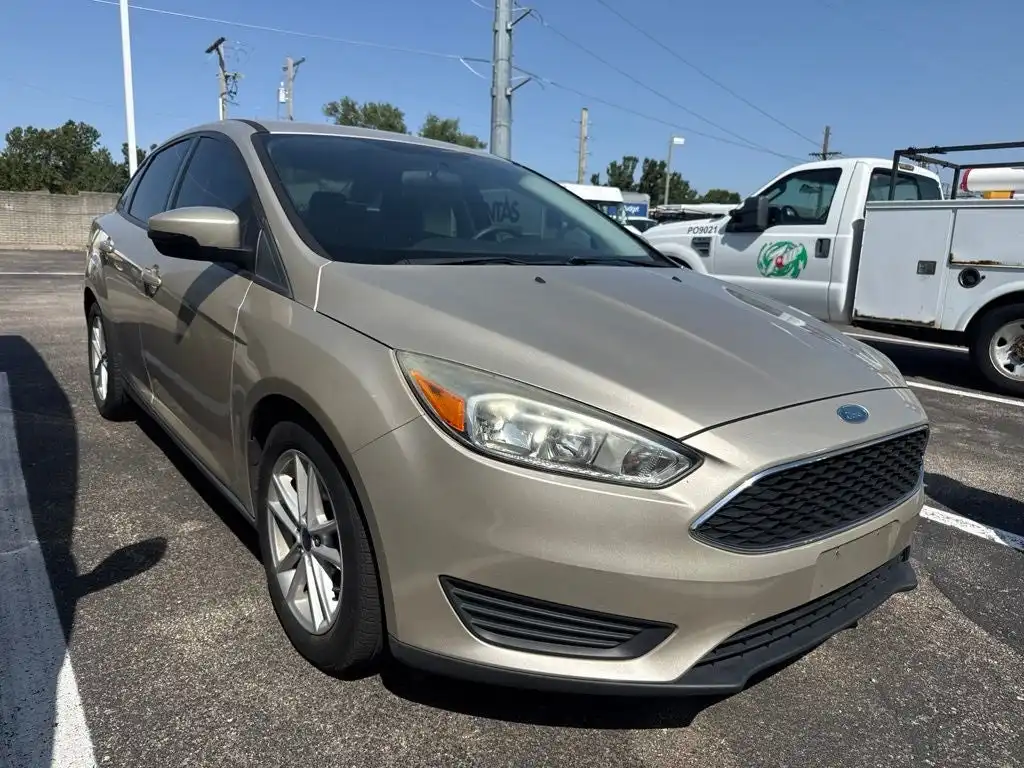 2017 Ford Focus Sedan SE's photo