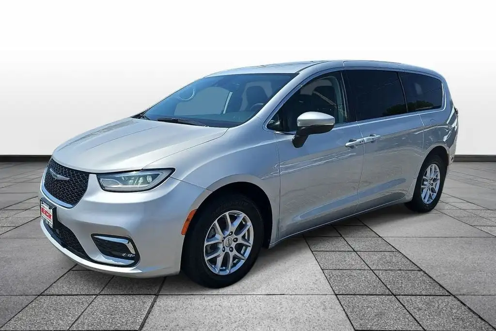 2023 Chrysler Pacifica Touring L's photo