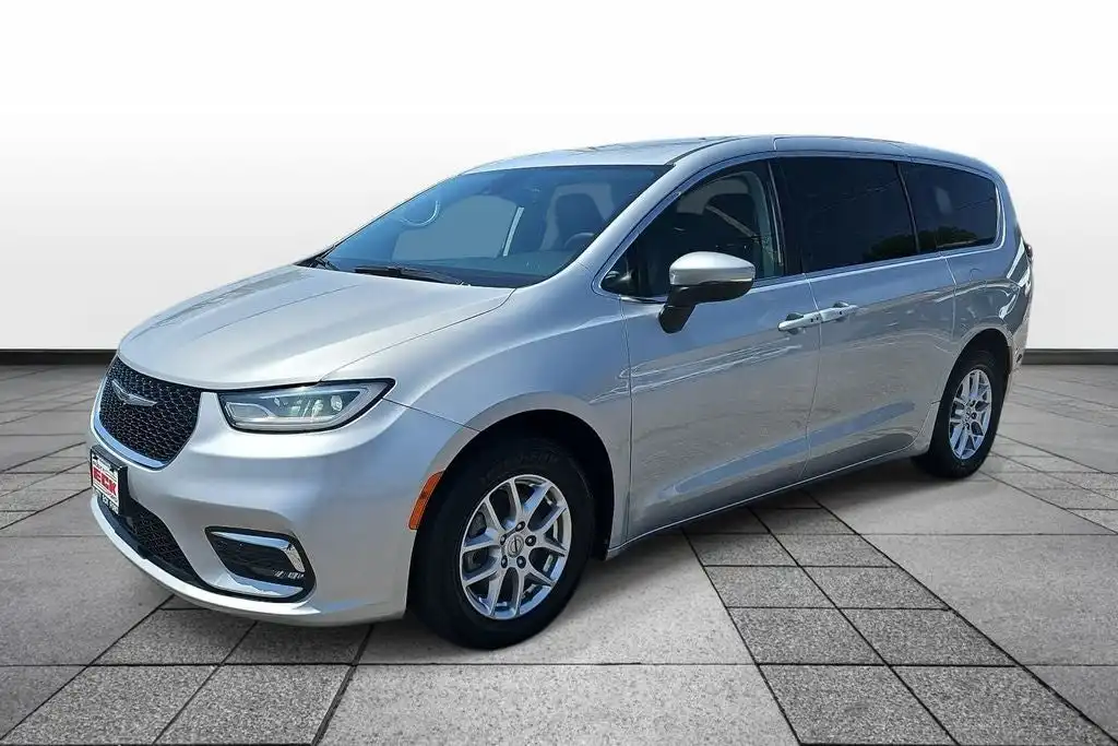 2023 Chrysler Pacifica Touring L's photo