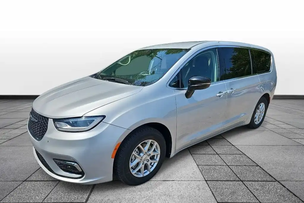 2024 Chrysler Pacifica Touring L's photo