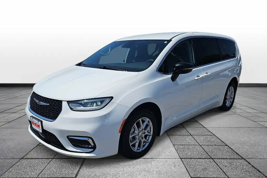 2024 Chrysler Pacifica Touring L's photo