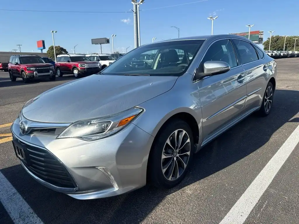 2016 Toyota Avalon XLE's photo