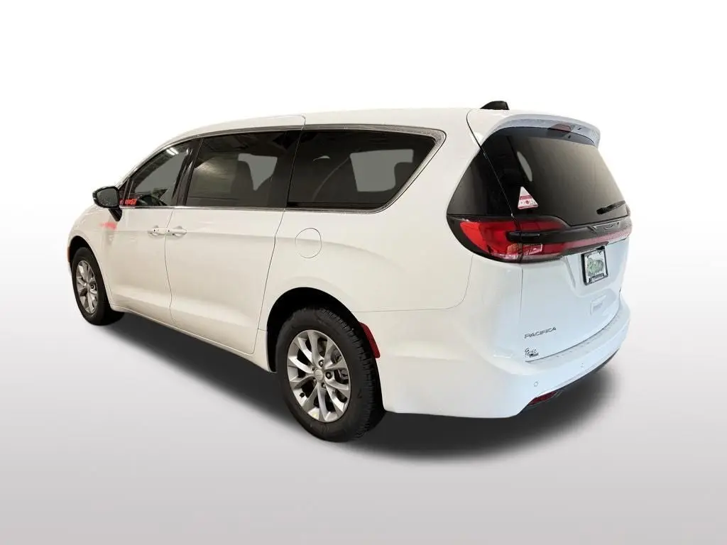 2027 Chrysler Pacifica Select AWD photo 3