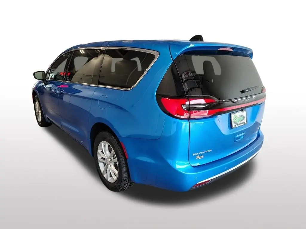 2027 Chrysler Pacifica Select AWD photo 3