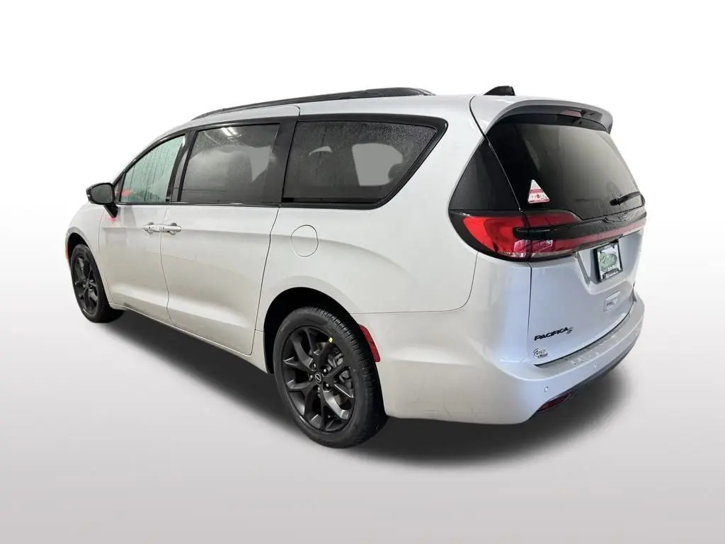 2026 Chrysler Pacifica Select AWD photo 3