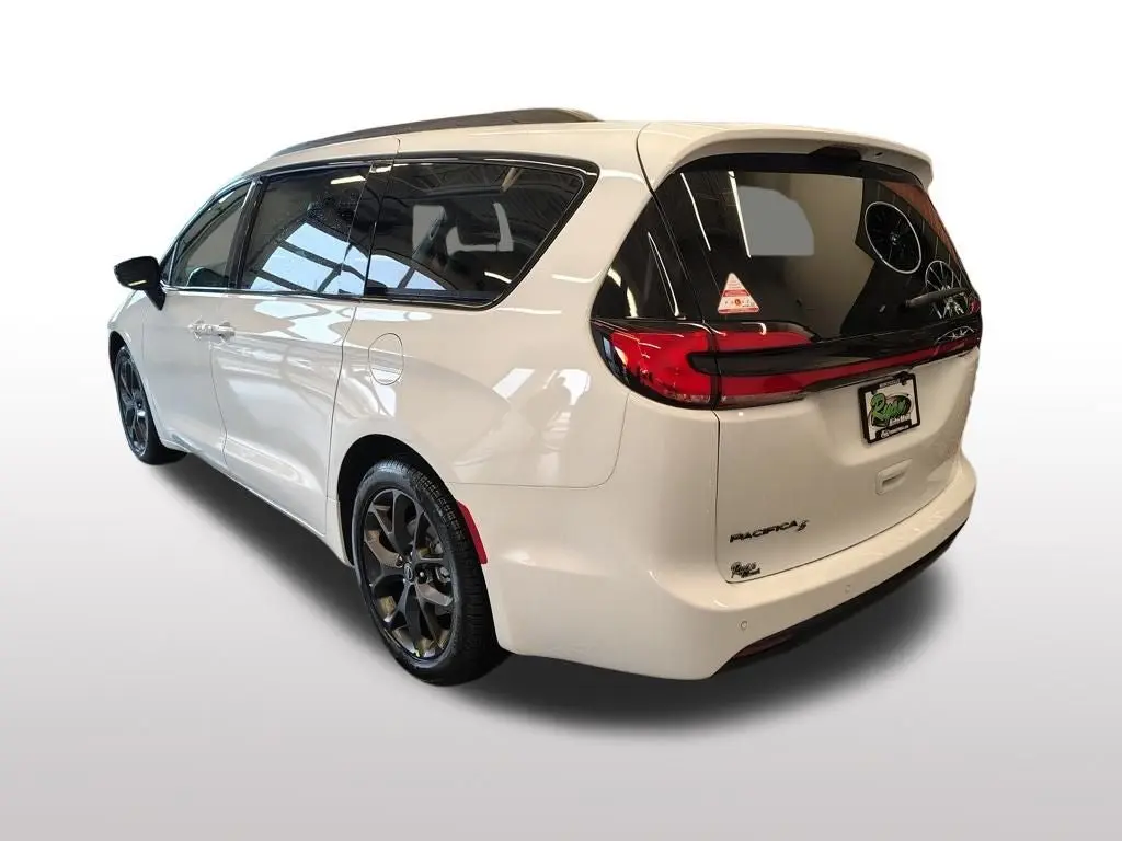 2026 Chrysler Pacifica Select photo 3