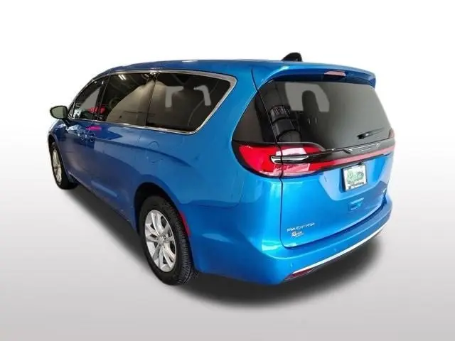 2027 Chrysler Pacifica Select AWD photo 3