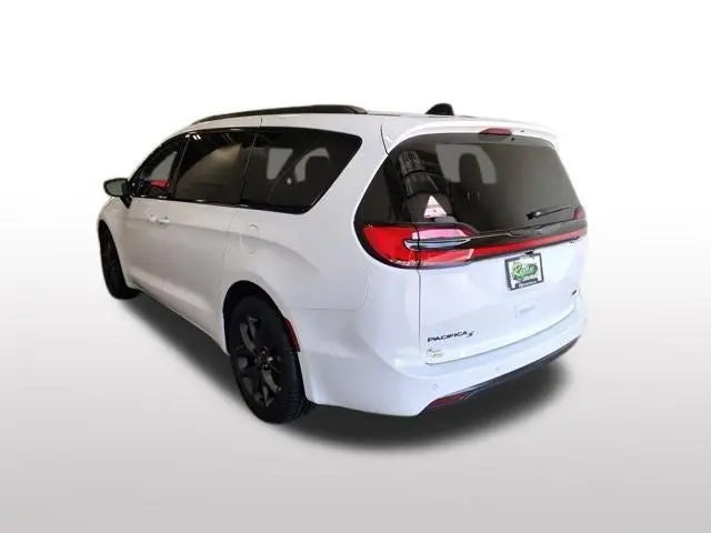 2026 Chrysler Pacifica Select AWD photo 3