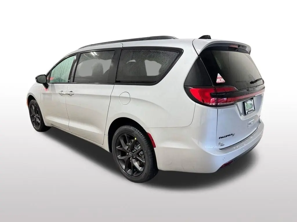 2026 Chrysler Pacifica Select AWD photo 3