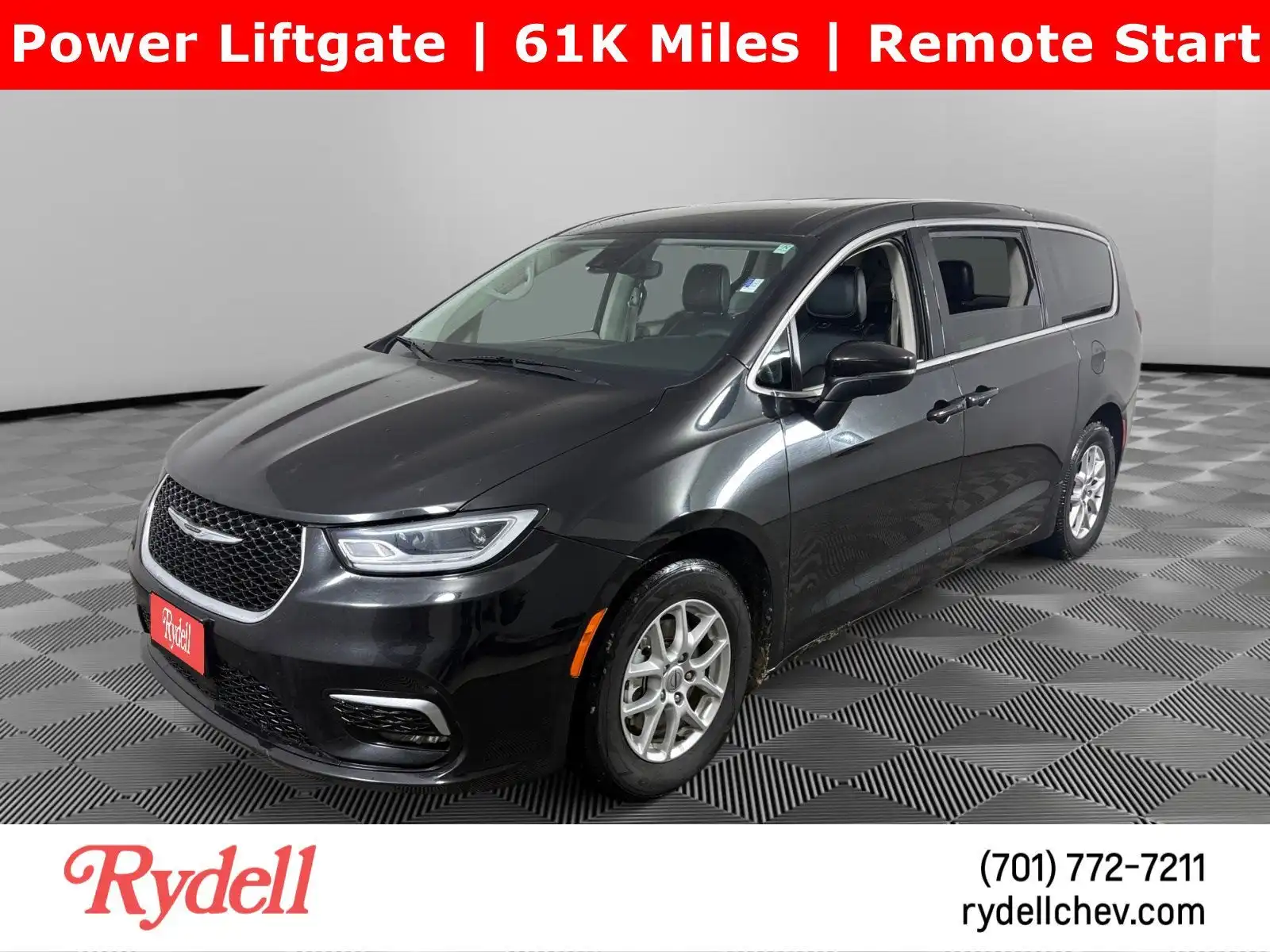 2023 Chrysler Pacifica Touring L's photo