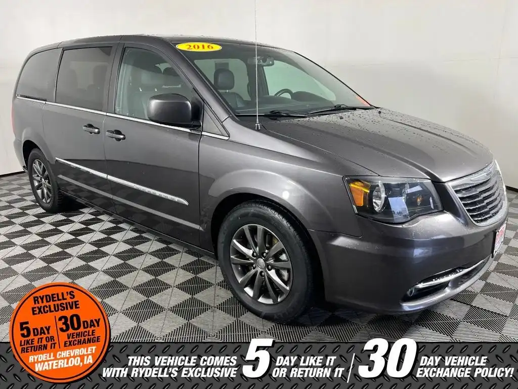 2016 Chrysler Town & Country S's photo