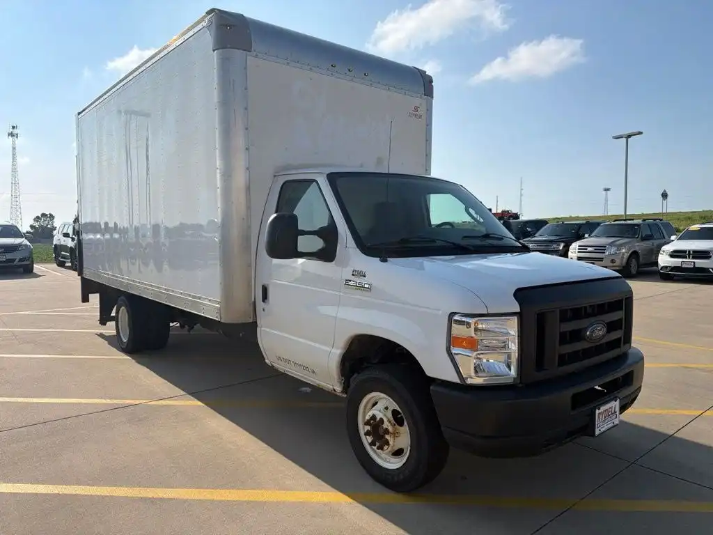 2018 Ford E-Series DRW E-350 Super Duty 176 in WB's photo