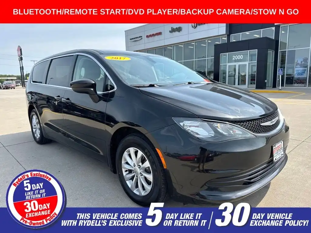 2017 Chrysler Pacifica Touring's photo