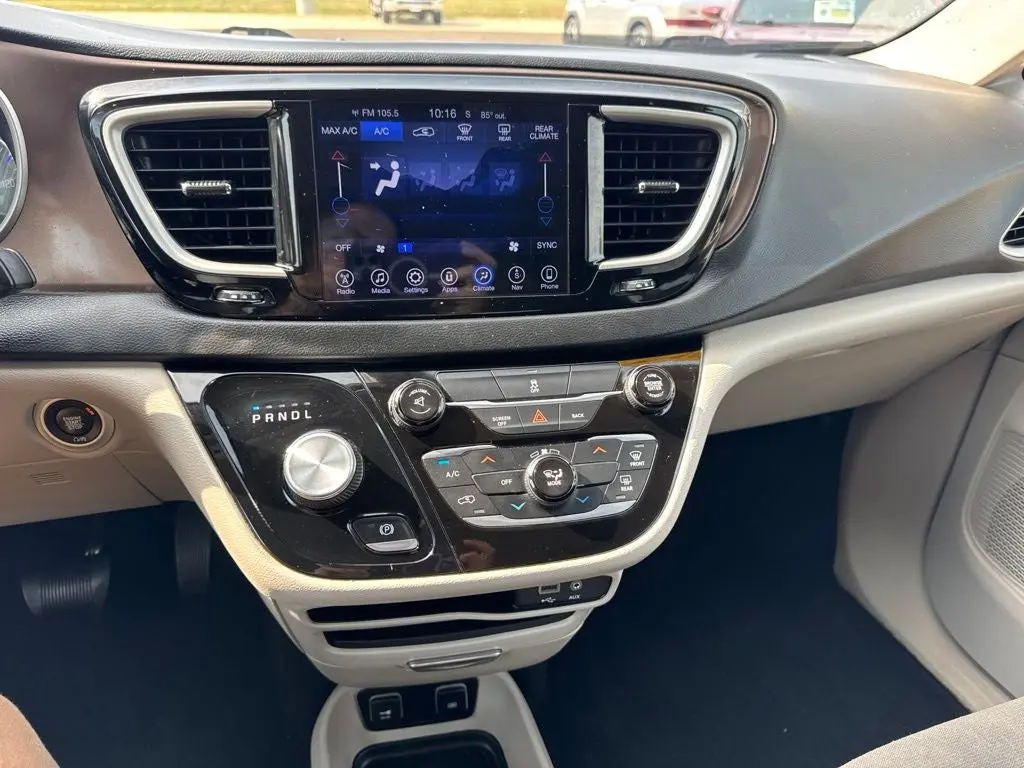 2017 Chrysler Pacifica Touring photo 3