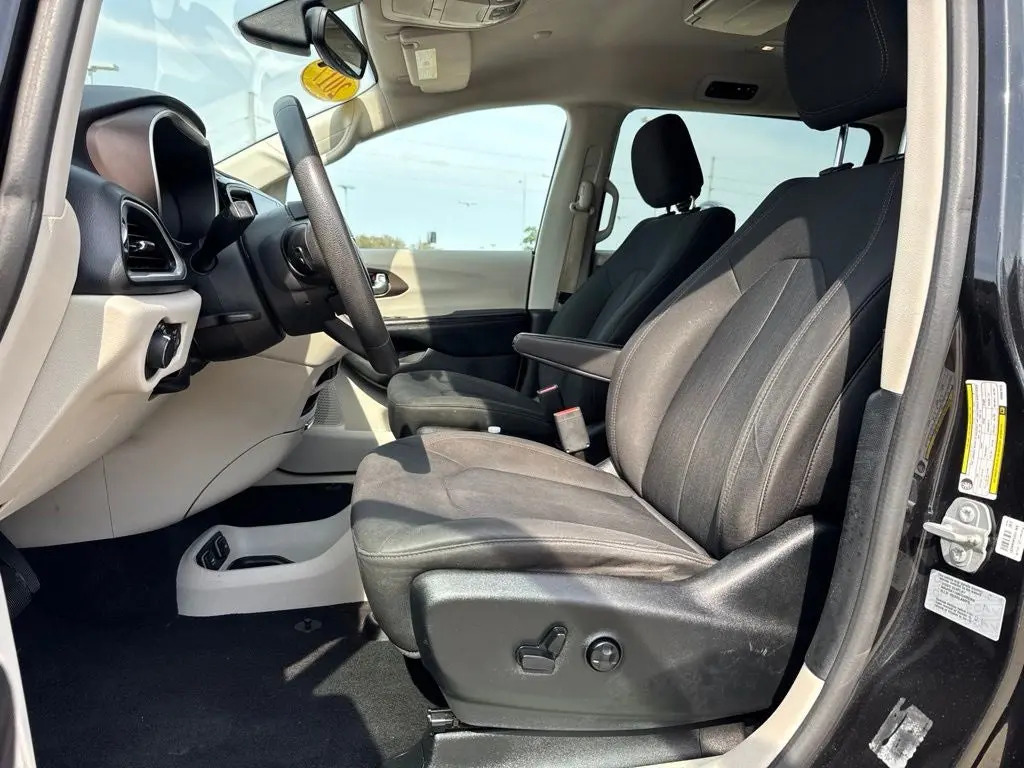 2017 Chrysler Pacifica Touring photo 4