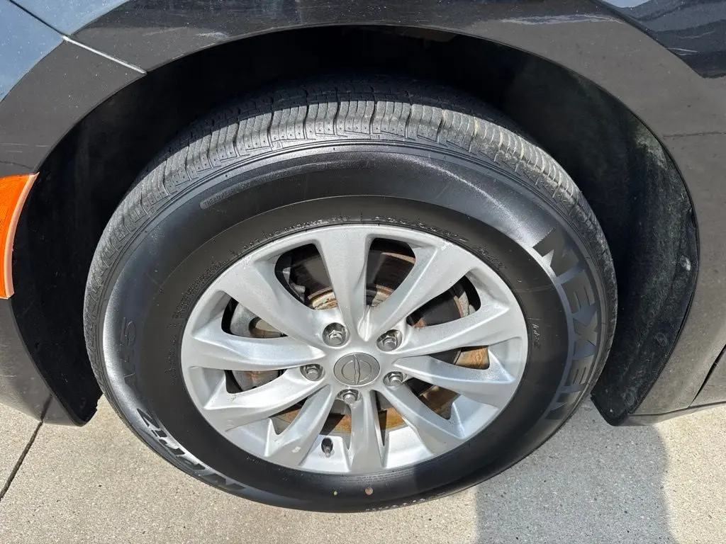 2017 Chrysler Pacifica Touring photo 5