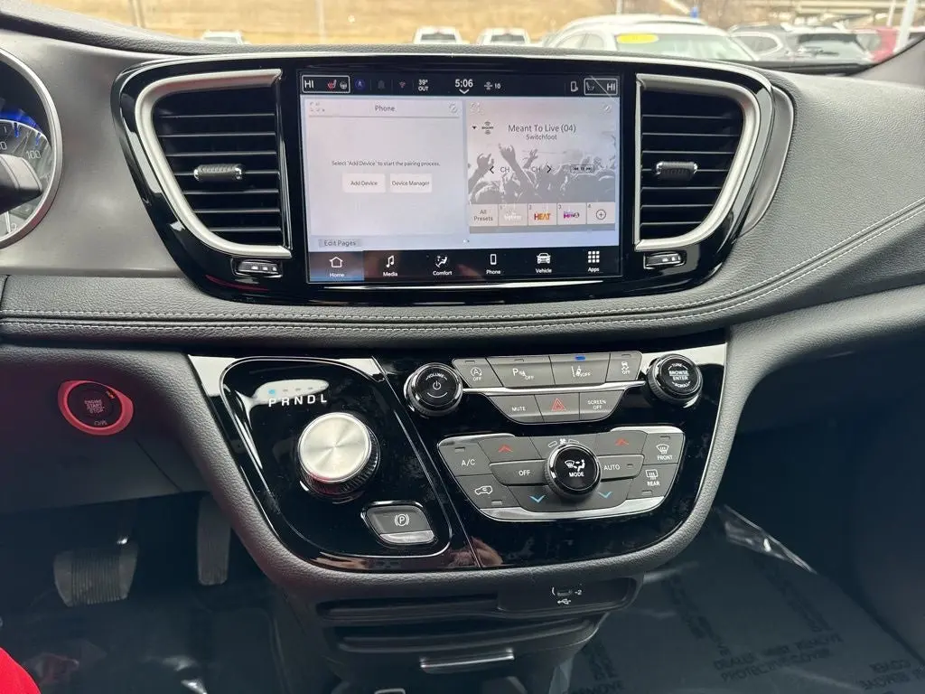 2026 Chrysler Pacifica Select AWD photo 3