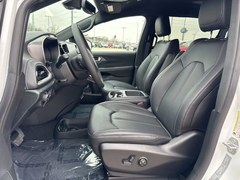 2026 Chrysler Pacifica Select AWD photo 4