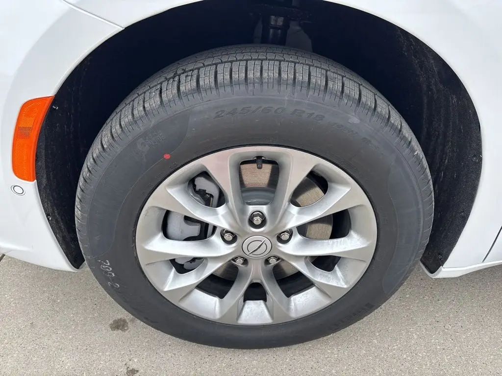 2026 Chrysler Pacifica Select AWD photo 5