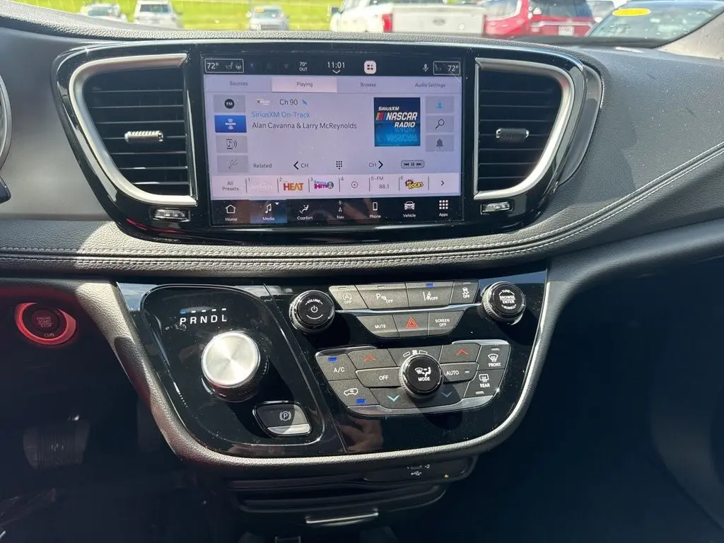 2027 Chrysler Pacifica Select AWD photo 3