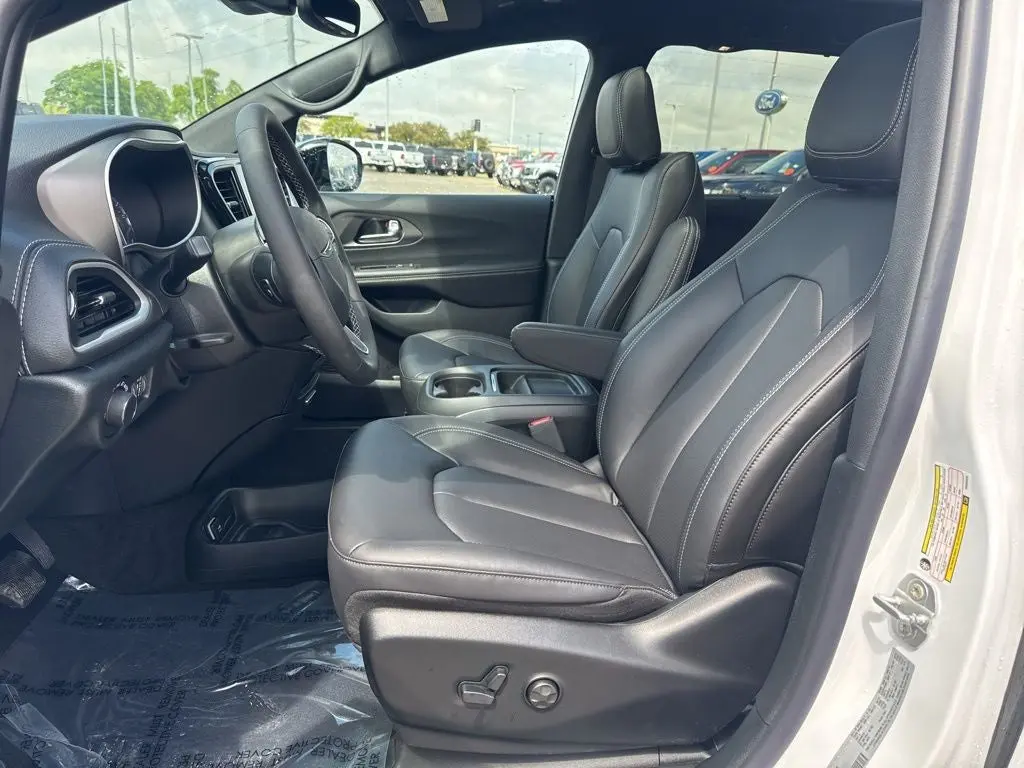 2027 Chrysler Pacifica Select AWD photo 4