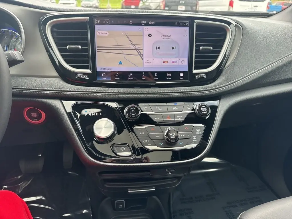 2027 Chrysler Pacifica Select AWD photo 3