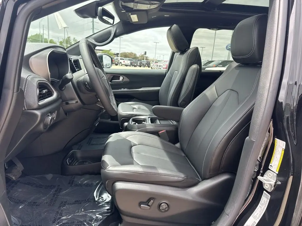 2027 Chrysler Pacifica Select AWD photo 4