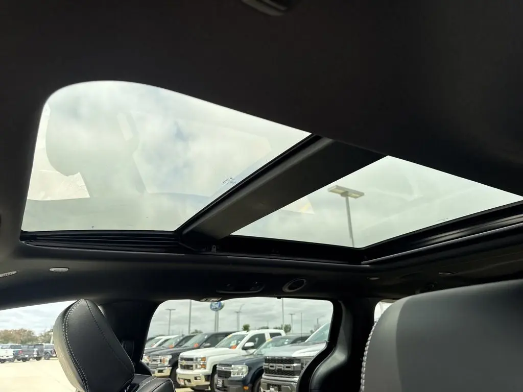 2027 Chrysler Pacifica Select AWD photo 5